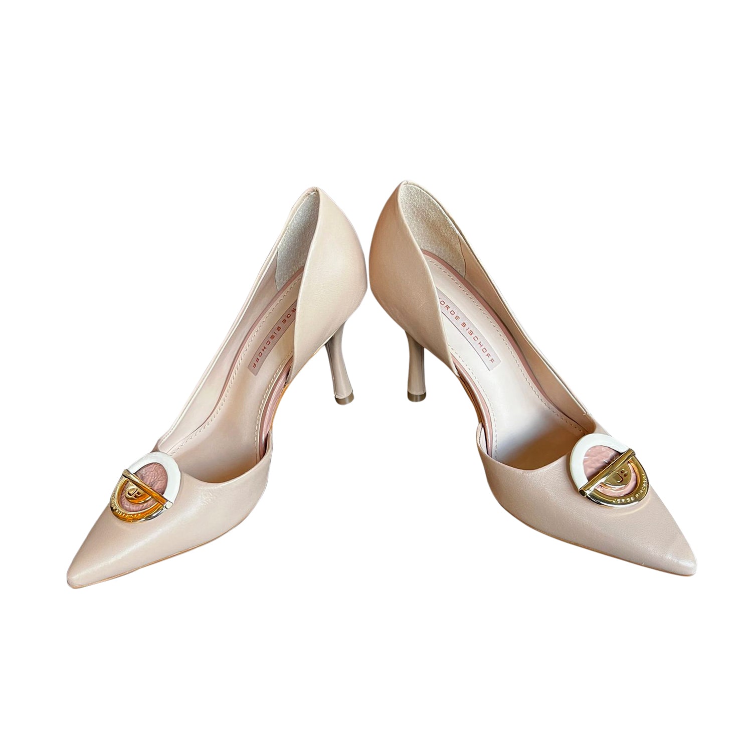 Nude Leather Pump with neckline and round gold/white buckle